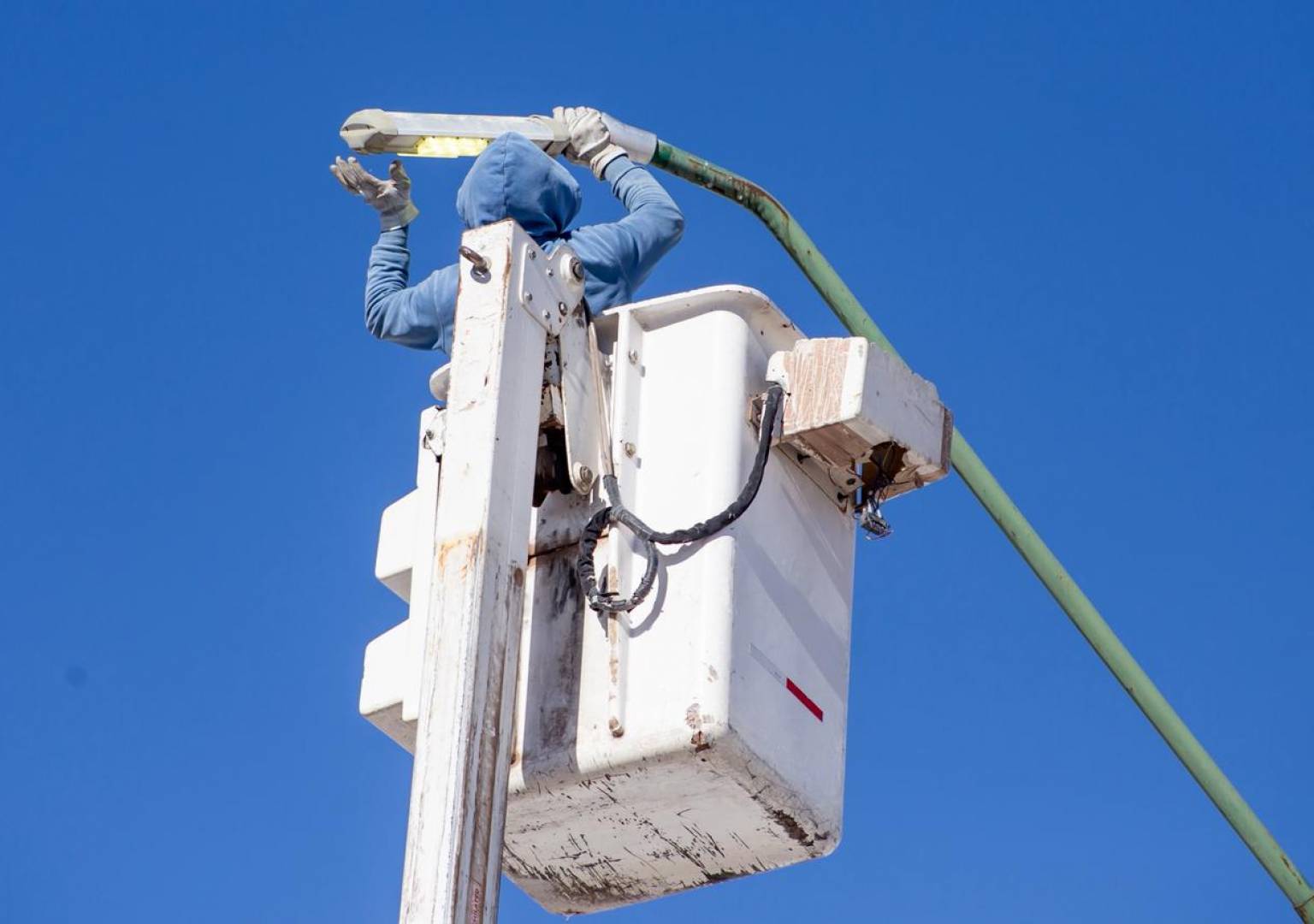 Avanza instalación de luminarias LED en Cumbres del Deporte, Pedregal y Monte Albán