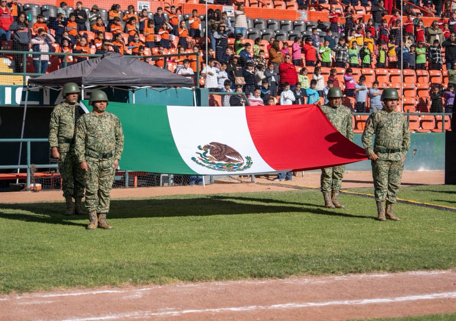 Encabeza Valenciano acto cívico por el Día de la Bandera ante 2,500 estudiantes en Delicias