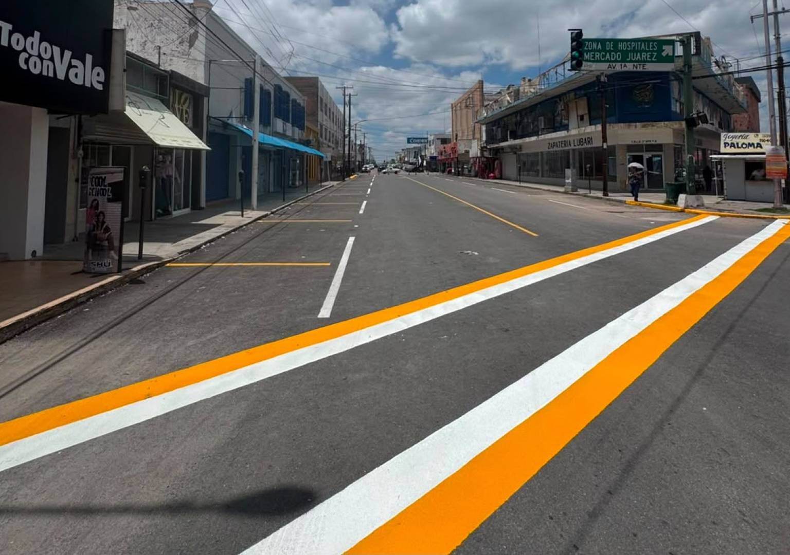 Aplican pintura vial en calles recién pavimentadas del Centro de Delicias