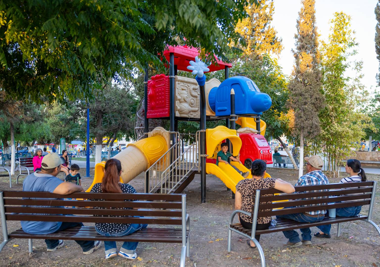 Disfrutan familias de Delicias nuevos juegos infantiles en la Plaza del Santuario