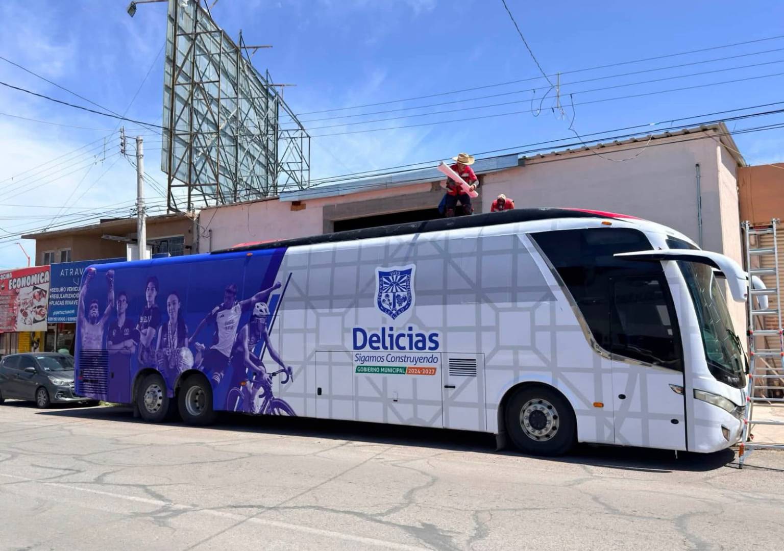 Lleva autobús del deporte el rostro de 12 atletas destacados de Delicias