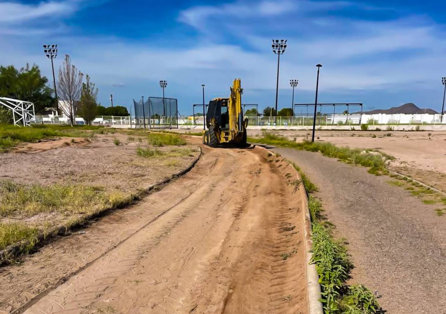 Dan mantenimiento al andador de la Ciudad Infantil para mejorar las condiciones de quienes realizan actividad física