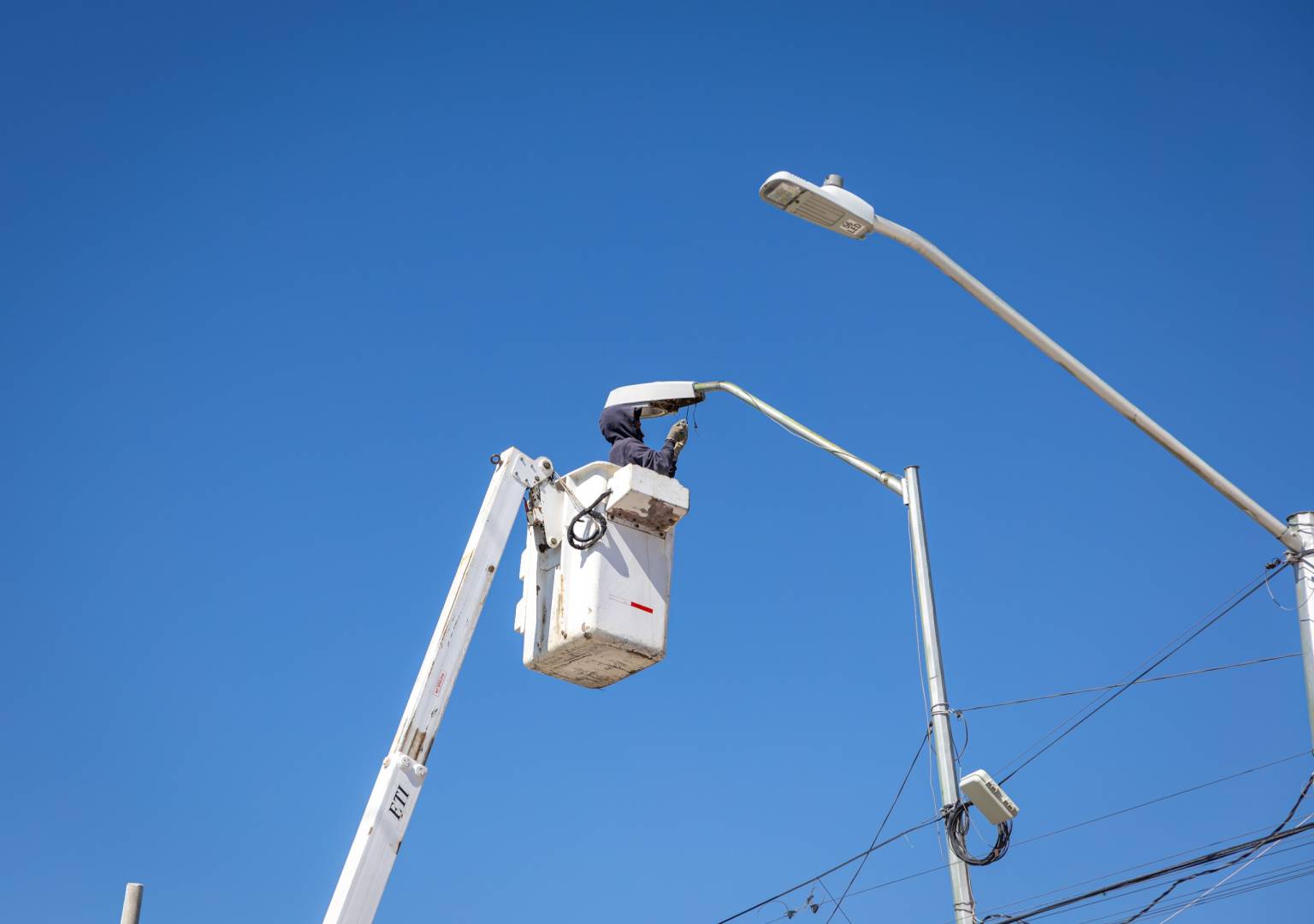 Avanza instalación de luminarias en Tierra y Libertad, Las Moras y el Refugio